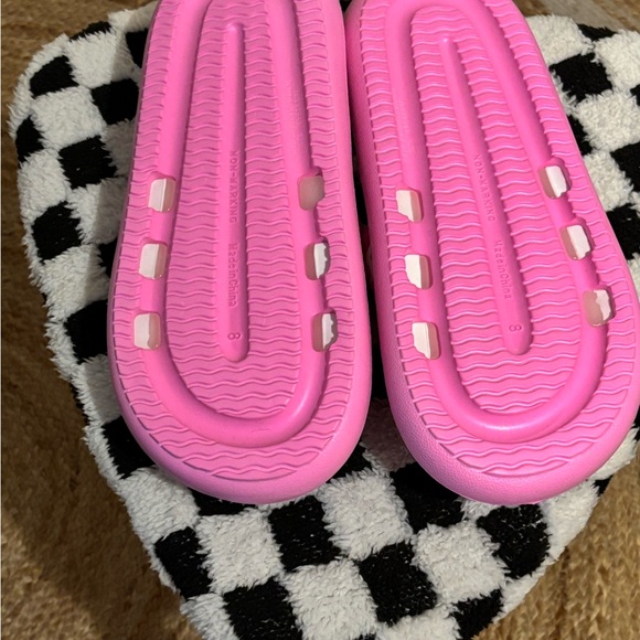 Hello Kitty Woman Sandals Slide Ons - Picture 3 of 3